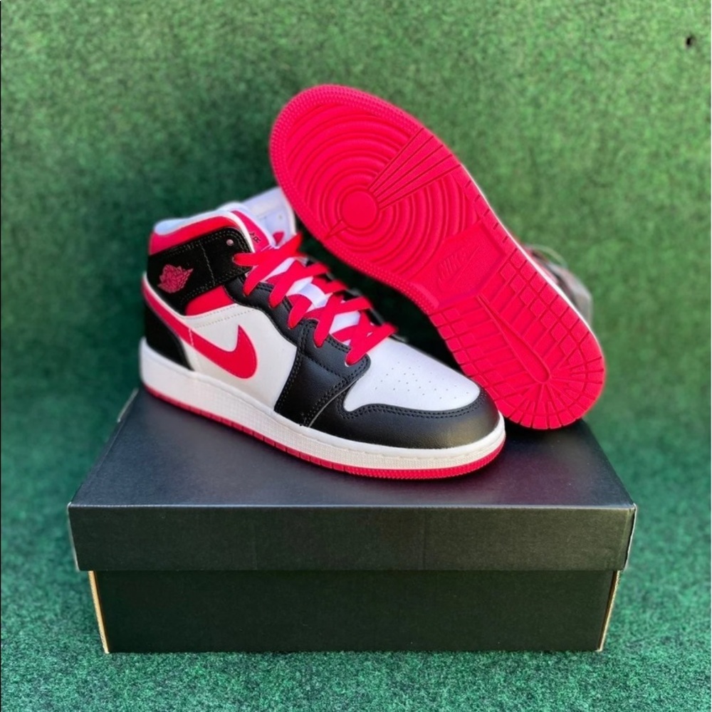 Nike Air Jordan’s 1s !!! 7 Woman/ 5.5 Big Boys